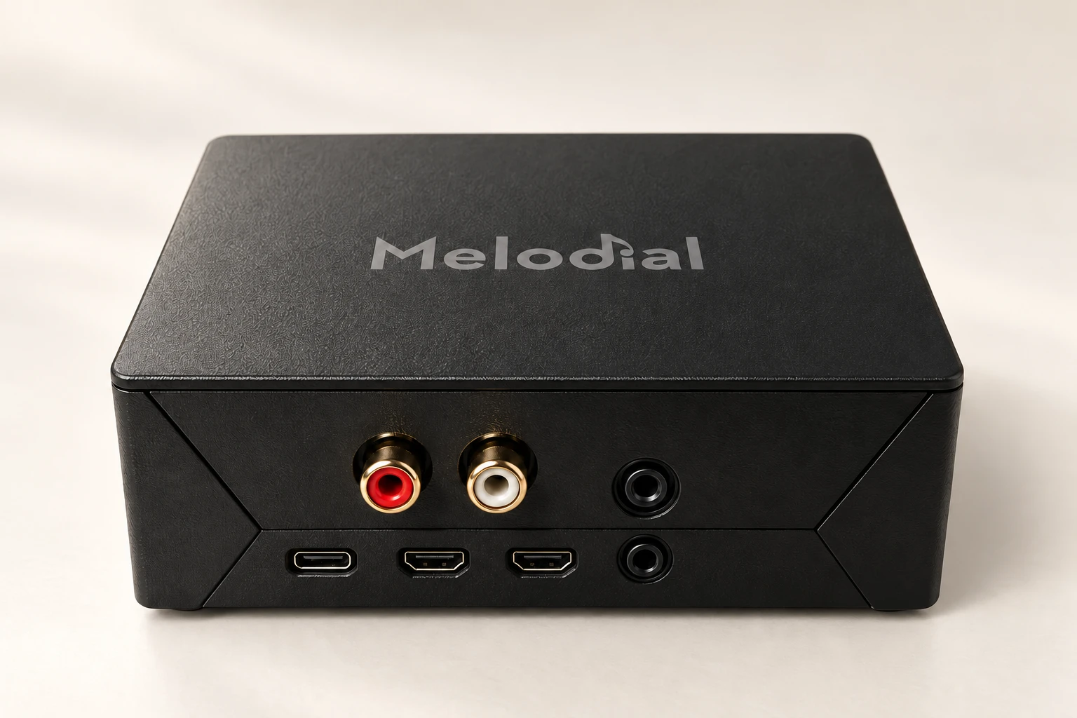 Zadní strana přehrávače Melodial: červená a bílá audio zdířka, napájecí konektor a síťový port